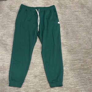 NWOT Vuori joggers. Size medium forest green.